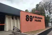 Mulher é ferida após carro entrar por engano em rua de Resende