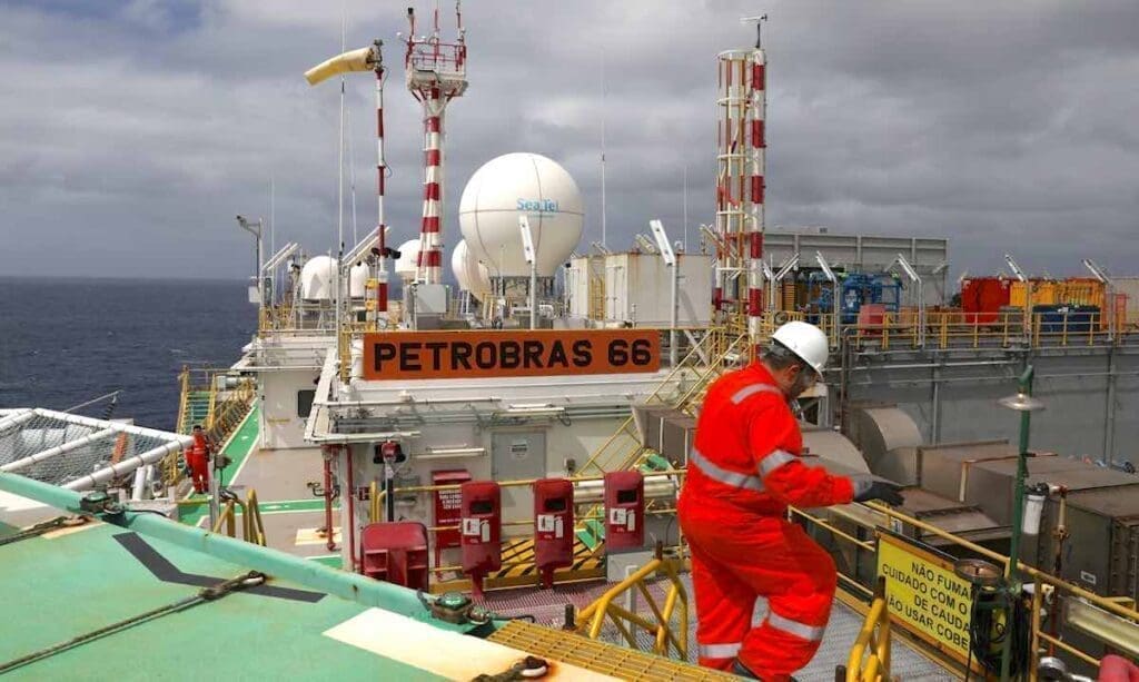 Petrobras anunciou a entrada em operação de 15 novas plataformas próprias de produção de petróleo e gás, a maior parte no pré-sal do Rio de Janeiro.