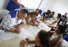 Novos cartões do Recomeçar são entregues para famílias atingidas pela chuva