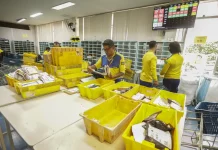 Caixa e Correios firmam parceria para ampliar acesso a serviços
