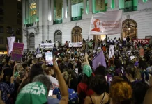 Mulheres protestam contra Projeto de Lei que equipara aborto a homicídio