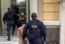 PM prende dupla com 300 drogas e mandado em aberto em Niterói