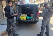 Banca de jornal usada como depósito de drogas é localizada na Maré