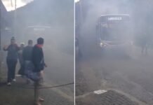 Passageiros evacuam ônibus em meio a fumaça em Petrópolis