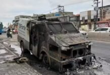Carro-forte pega fogo e interdita RJ-106 em Maricá