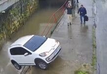 Carro sem motorista cai no Rio Quitandinha, em Petrópolis