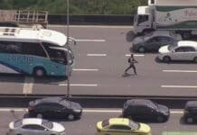 Criminosos usam ônibus escolares para bloquear Linha Vermelha no Rio