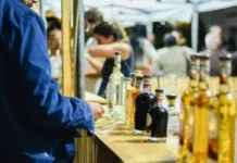 Feira da Cachaça leva shows e produtores ao Boulevard Canal em Cabo Frio