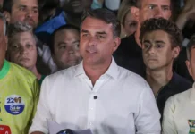 Flávio Bolsonaro deixa o Brasil e segue para os Estados Unidos