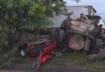 Batida contra poste mata dois e deixa PM ferido na Avenida Brasil