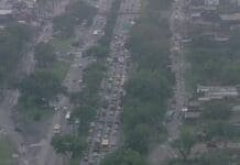 Carro capota e causa congestionamento na Avenida Brasil
