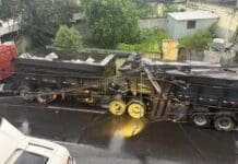 Duas carretas se envolvem em acidentes e travam trânsito em Volta Redonda