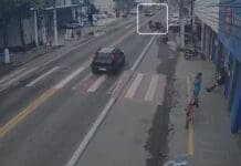 Câmera registra colisão entre duas motos que deixa três feridos em Itaperuna