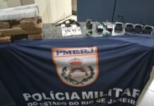 PM encontra granada, armas e drogas em plantação de café em Varre-Sai