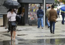 Frente fria mantém chuva e ventos de até 70 km/h no Rio
